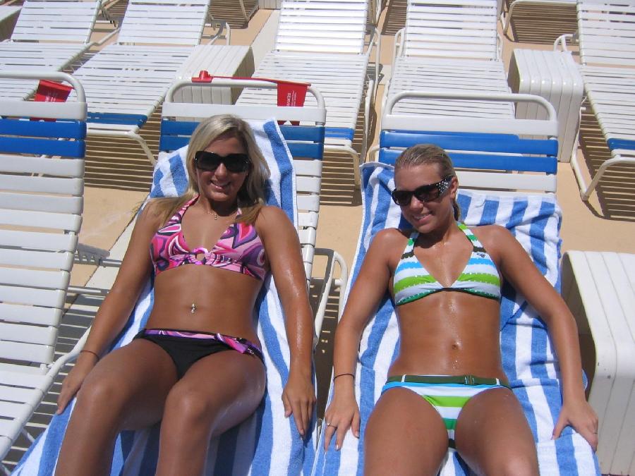 Amateurs Young Girl at the Beach in Bikini - 49