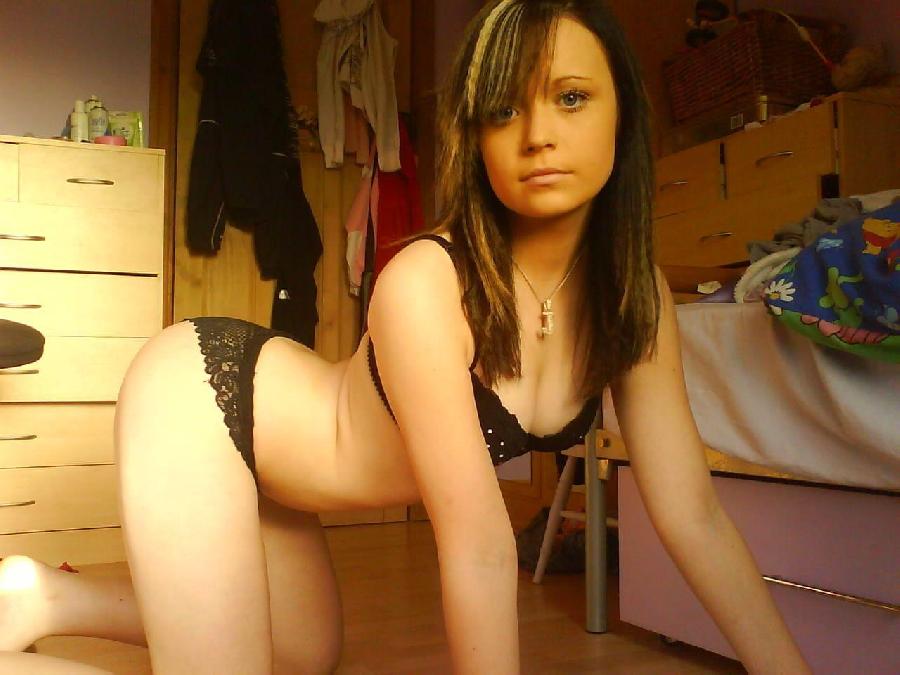 Amateur teen shows her hot body - 4