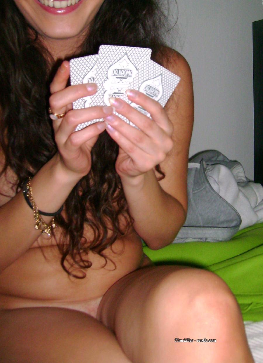 Amateurs girls playing strip poker - 20